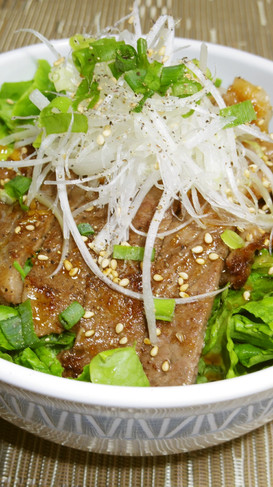 男の満腹ステーキ丼!にんにくバター醤油味