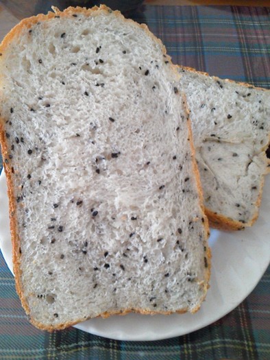黒ゴマたっぷり食パンの写真