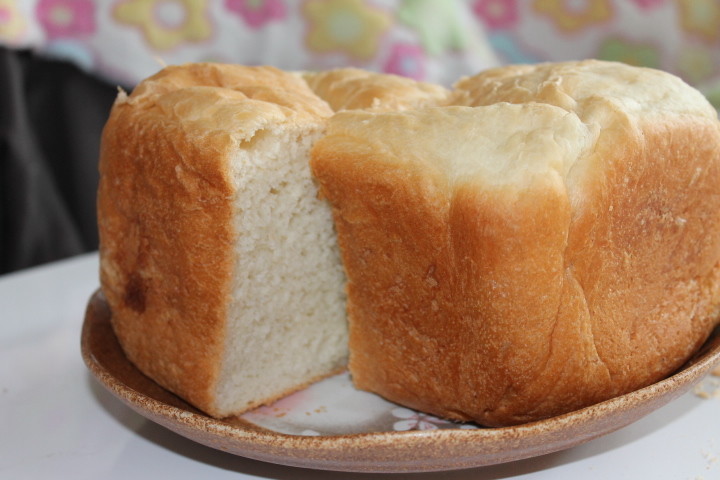 ４人の子供が一度に一斤たいらげる食パンの画像