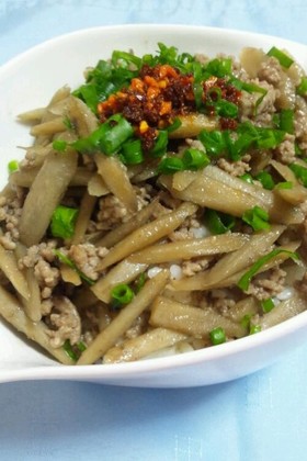 簡単彼ご飯❤豚挽肉とごぼうのどんぶり