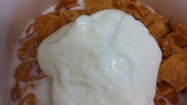 コーンフレークにヨーグルトミルク レシピ 作り方 By おーさやついんず クックパッド