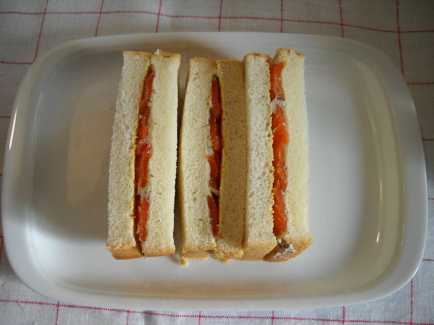 スモークサーモンのサンドイッチの画像