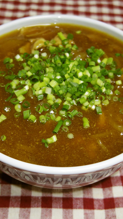 お蕎麦屋新玉ねぎとめんつゆで和風カレー丼の写真