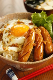 特製生姜醤油のウインナー丼。の写真