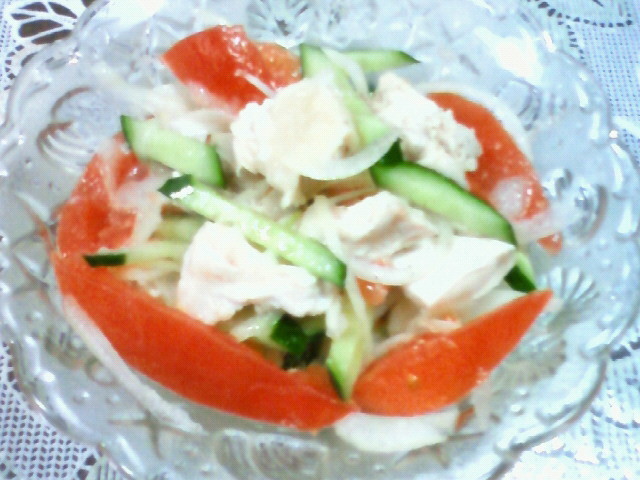 トマトきゅうり玉葱と鶏ムネ肉の塩麹サラダの画像