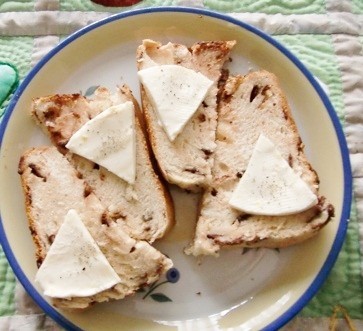 Q・B・Bチーズデザートを塩麹入りパンにの画像