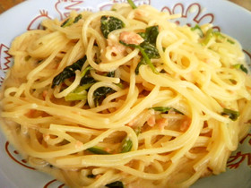 鮭フレークとほうれん草のクリームパスタ