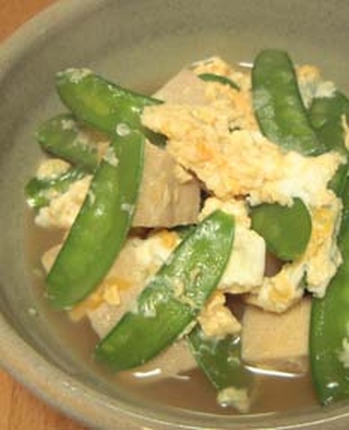 高野豆腐ときぬさやの卵とじの写真