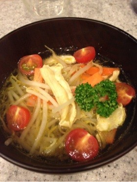ソトアヤム(鶏肉のスープ)