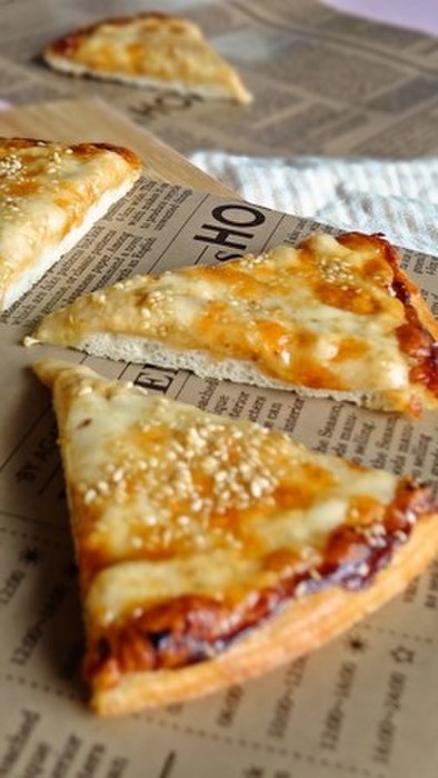 胡麻たっぷりマヨ醤油ピザの写真