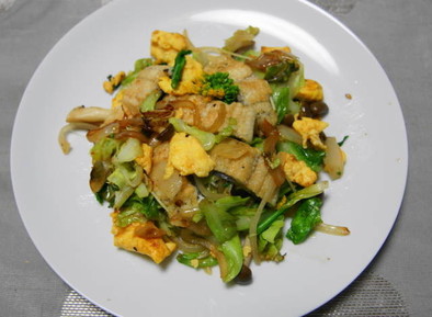 春野菜と鰻の白焼きの炒め物の写真