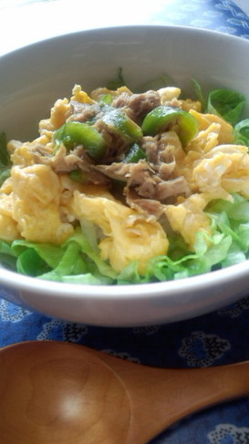 甘辛シーチキンと塩麹いり卵の麦ご飯朝丼