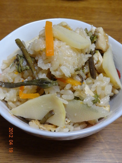 筍とワラビの炊き込みご飯の写真