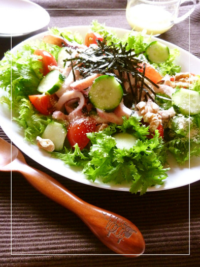 わさび菜とイカのサラダ　山葵塩麹ドレ添えの写真