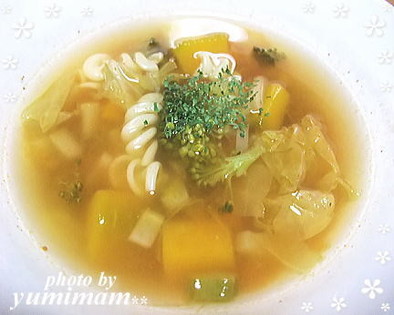 優しい味のマカロニと野菜のスープの写真