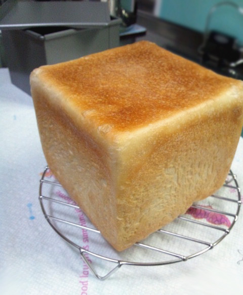 レンジ＆夜間発酵＊手作りシンプル角食パンの画像