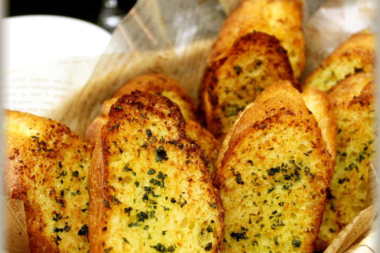 ガーリックトースト クレイジーソルト風味 レシピ 作り方 By Enjoykitchen クックパッド 簡単おいしいみんなのレシピが367万品