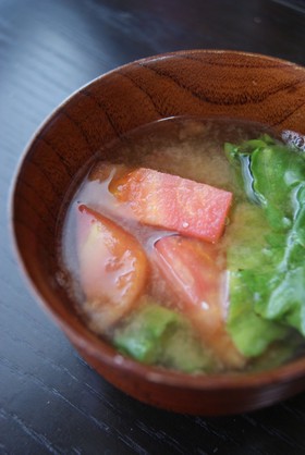 トマトとレタスのお味噌汁☆