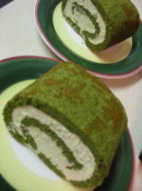 抹茶クリームロールケーキの画像