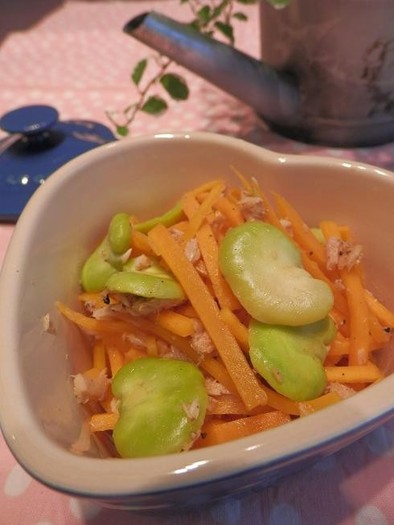 空豆と人参の温サラダの写真