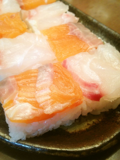 鯛とサーモンの押し寿司の写真