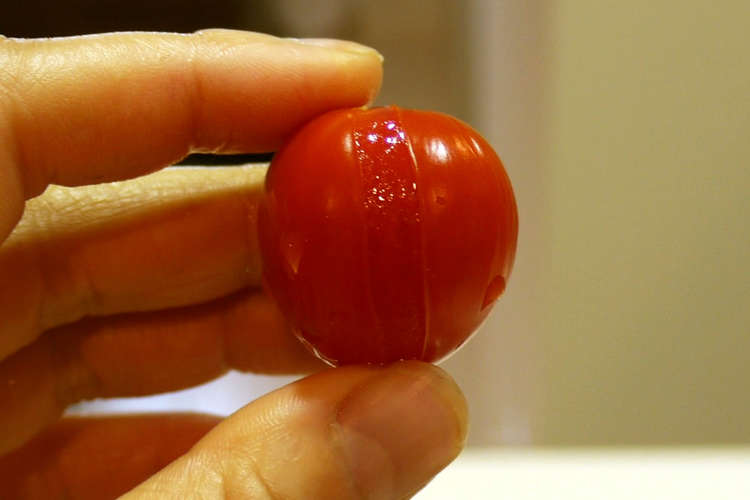 箸 で簡単 ミニトマトの皮の湯剥き レシピ 作り方 By 梅ミッキー クックパッド