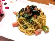 サーモンとレタスのクリームパスタの写真