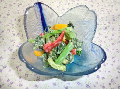 大根菜とパプリカのサラダの写真