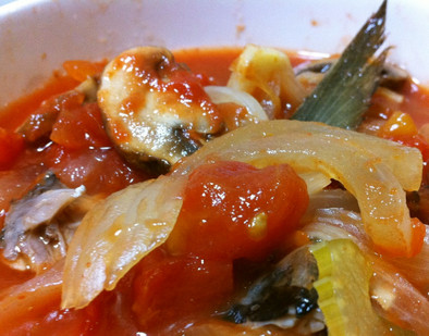 魚のアラのトマト煮の写真