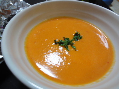 赤パプリカと新玉ねぎのスープの写真
