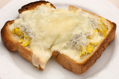 しらすとキャベツのチーズトーストの写真