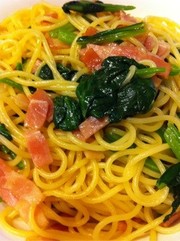 ベーコンほうれん草のしょう油バターパスタの写真