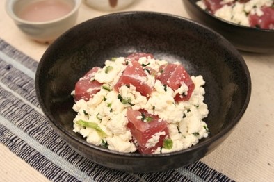 マグロの青菜豆腐和えの写真