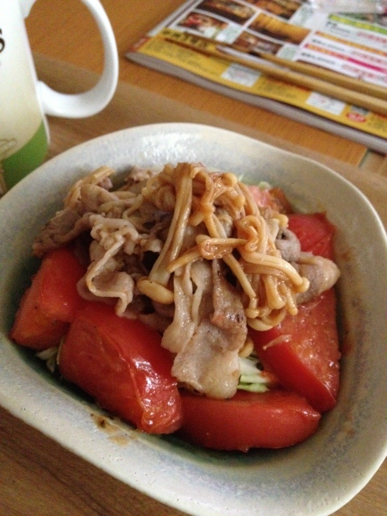 豚肉とエノキの炒め物とトマトローストの画像