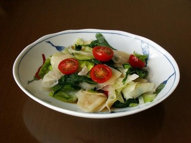 春野菜のサラダの写真