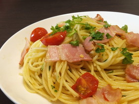 パセリとトマトとヒマワリ種のパスタ