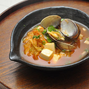 韓国料理ー豆腐とアサリ入りのキムチスープ