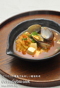 韓国料理ー豆腐とアサリ入りのキムチスープ