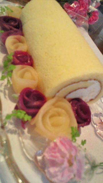 母の日☆桃缶でバラ♪ロールケーキ～☆の画像