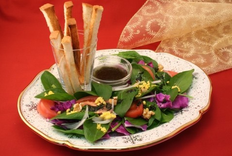 彩り野菜とパンのサラダの画像