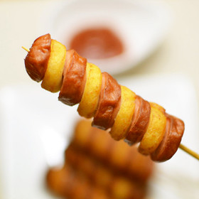 らせんソーセージのフライドポテト巻き