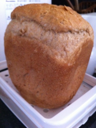 HB＋全粒粉＋黒糖＋ホシノ天然酵母のパンの写真