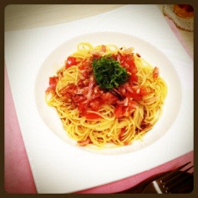 トマトとカリカリベーコンの冷製パスタ