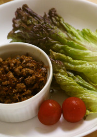 プチプチ海藻麺と肉味噌のサラダ菜包み