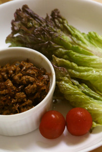 プチプチ海藻麺と肉味噌のサラダ菜包み