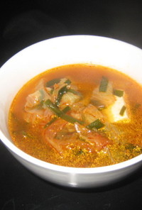 キムチの漬物と野菜で辛いスープ