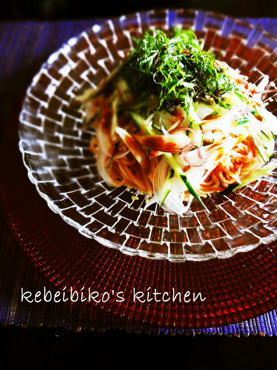 蒸し鶏と香味野菜で和韓折衷なビビン麺の画像