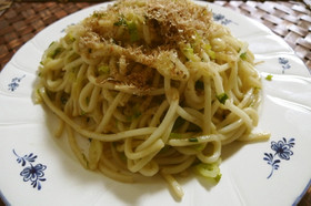 簡単 材料4つ!!醤油バター焼きうどん