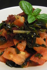 簡単トマトとバジルの海藻サラダ