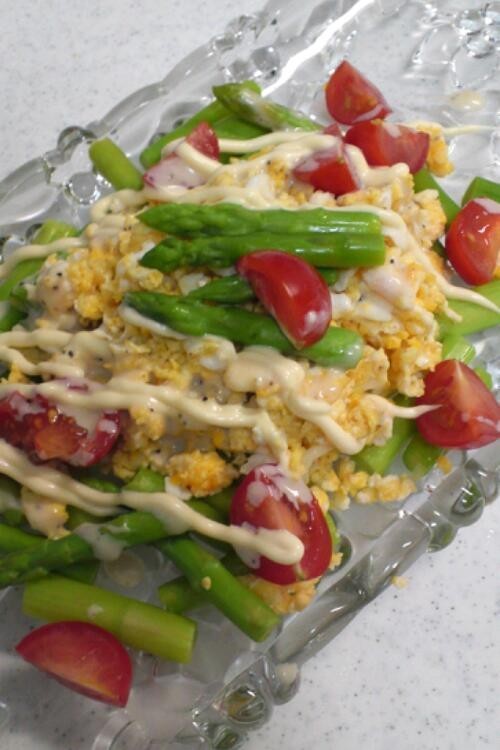 アスパラガスの卵とベーコンのサラダ、ディジョンヴィネグレットソース添えのレシピ